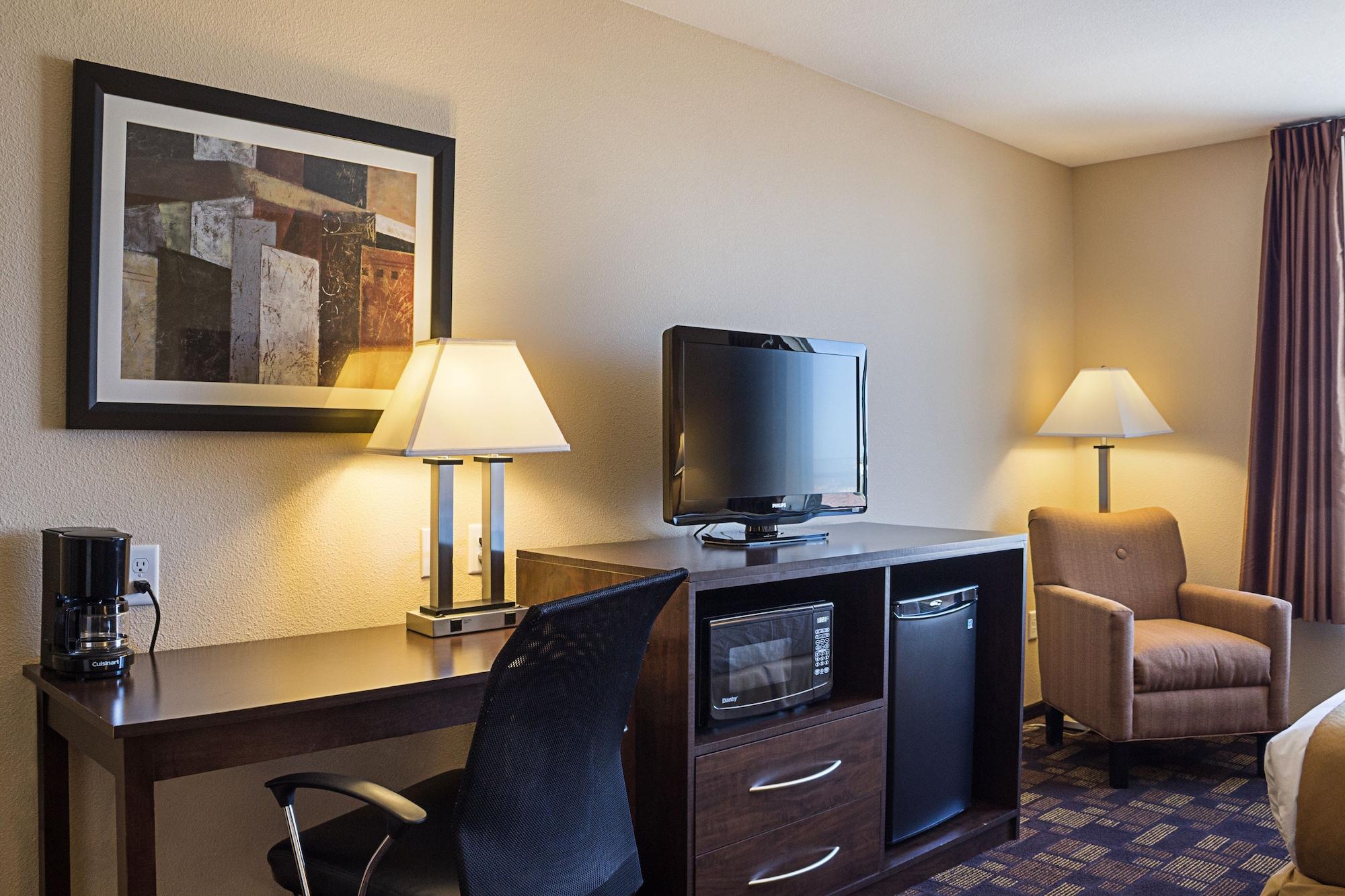 Quality Inn & Suites Minot Exterior photo